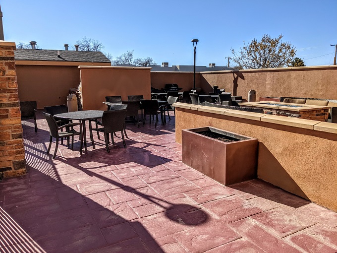 TownePlace Suites Carlsbad, NM - Grills & outdoor seating areas
