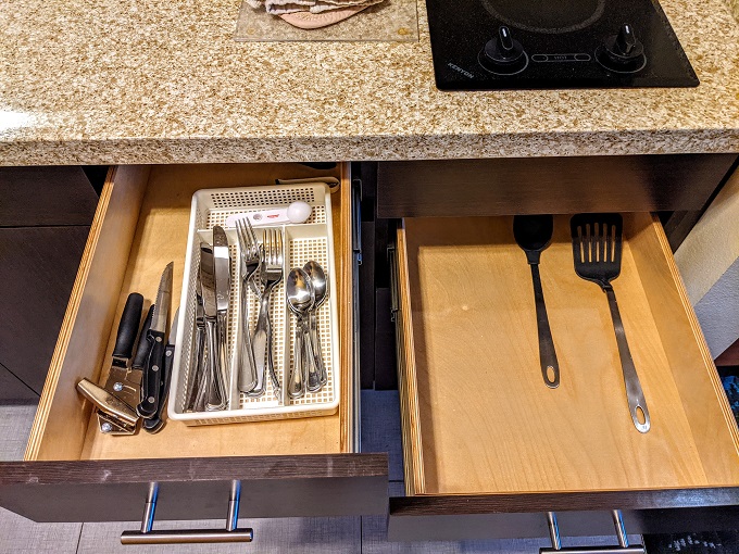TownePlace Suites Carlsbad, NM - Silverware & cooking utensils