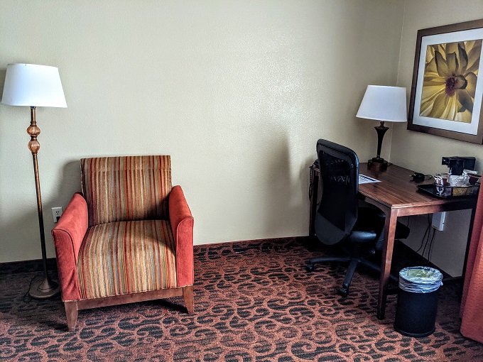 Hampton Inn Deming, NM - Desk & armchair