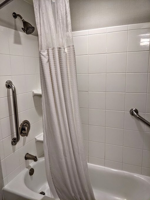 Courtyard Flagstaff, AZ - Bathtub with shower