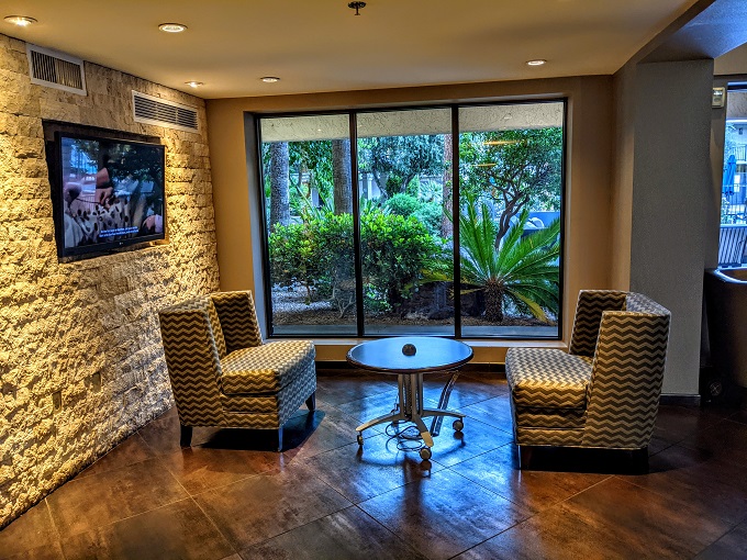 Holiday Inn & Suites Phoenix Airport North, AZ - Lobby seating