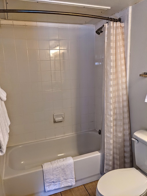 Hyatt House Colorado Springs - Bathtub with shower