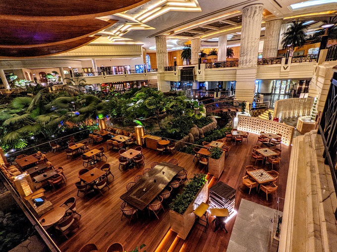 Grand Hyatt Dubai - View of Market Cafe seating