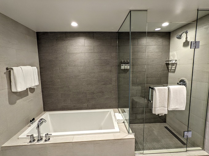 Hyatt Regency Seattle - Bathtub & walk-in shower