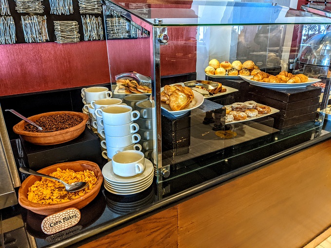 Petra Marriott, Jordan - Cereal, breads & pastries
