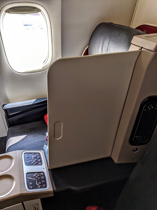 Turkish Airlines Business Class IST-ORD - Privacy barrier