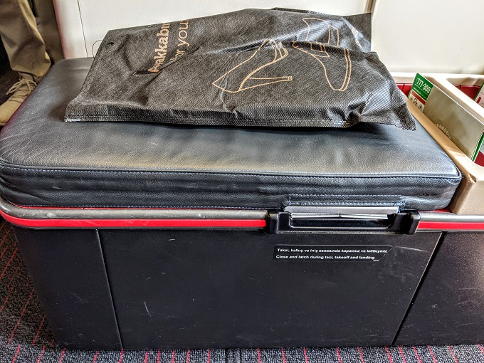 Turkish Airlines Business Class IST-ORD - Slippers & storage