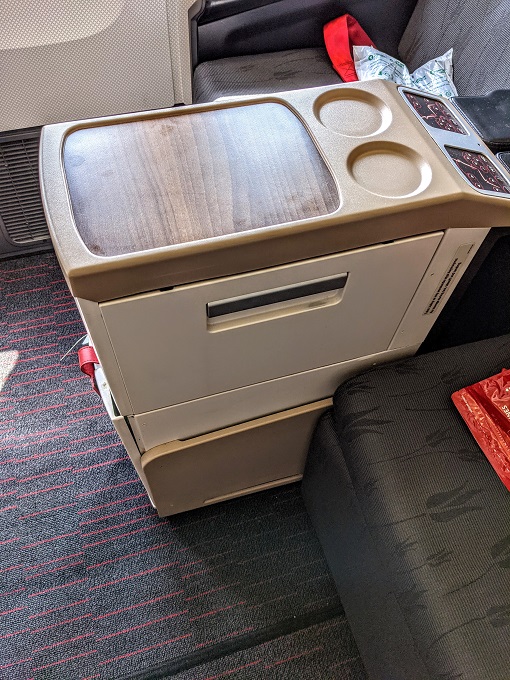 Turkish Airlines Business Class IST-ORD - Tray table pullout