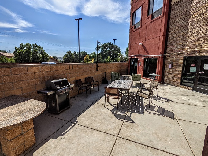 TownePlace Suites Farmington, NM - Outdoor seating area & grill