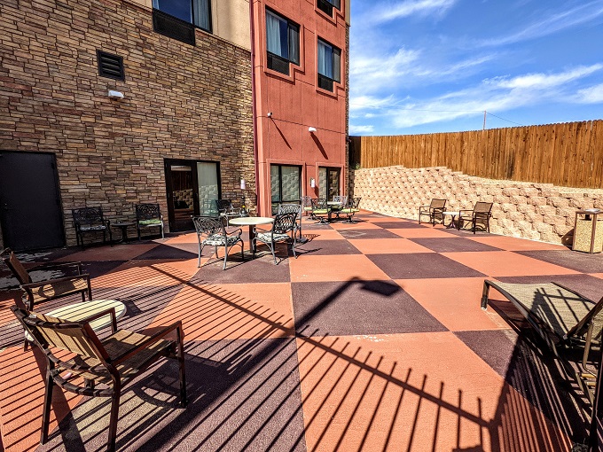 TownePlace Suites Farmington, NM - Outdoor seating area