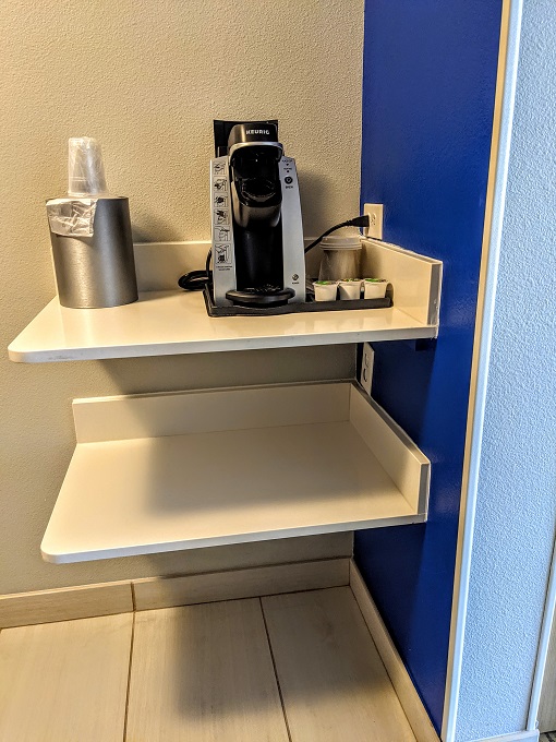 Holiday Inn Express Bend, OR - Coffee maker & shelving