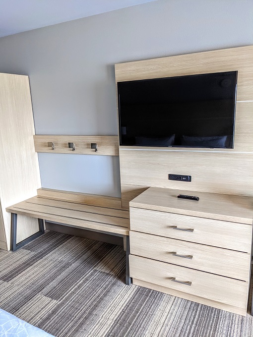 Holiday Inn Express Bend, OR - Luggage bench, dresser & TV