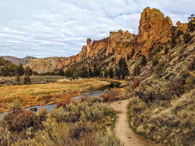 Smith Rock State Park - River Trail towards the Monkeyface rock formation