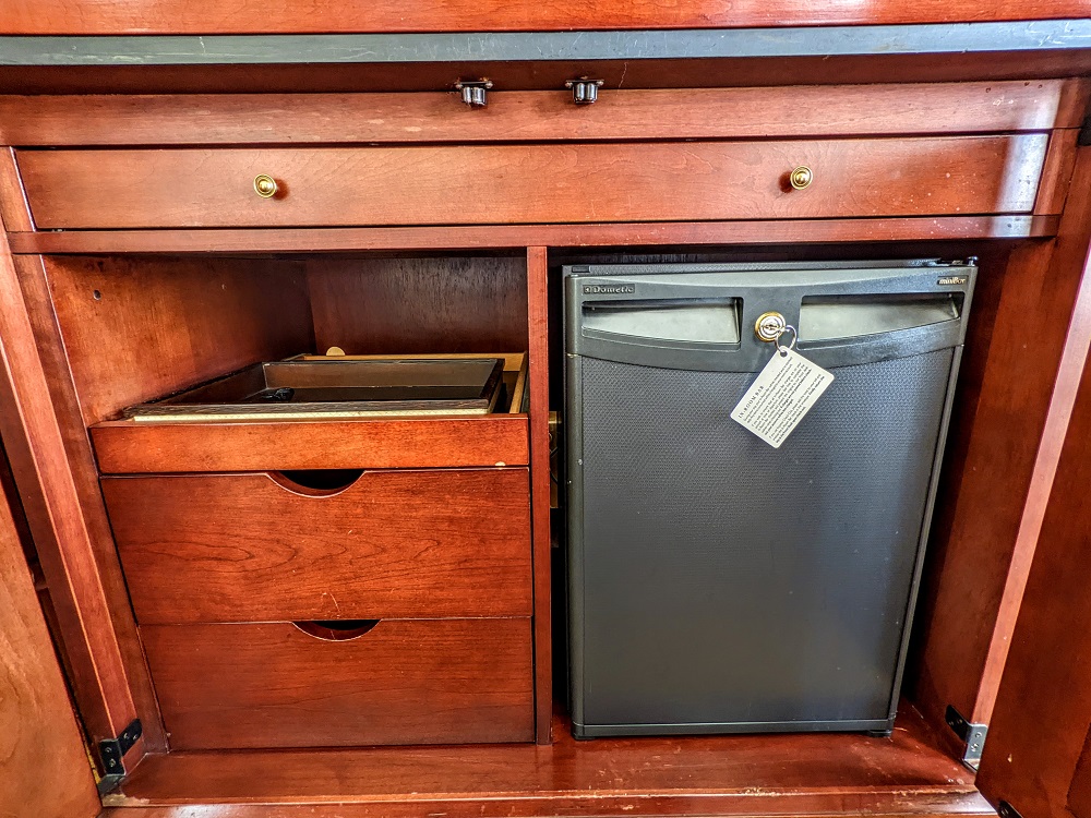 InterContinental Mark Hopkins San Francisco - Dresser drawers & mini fridge