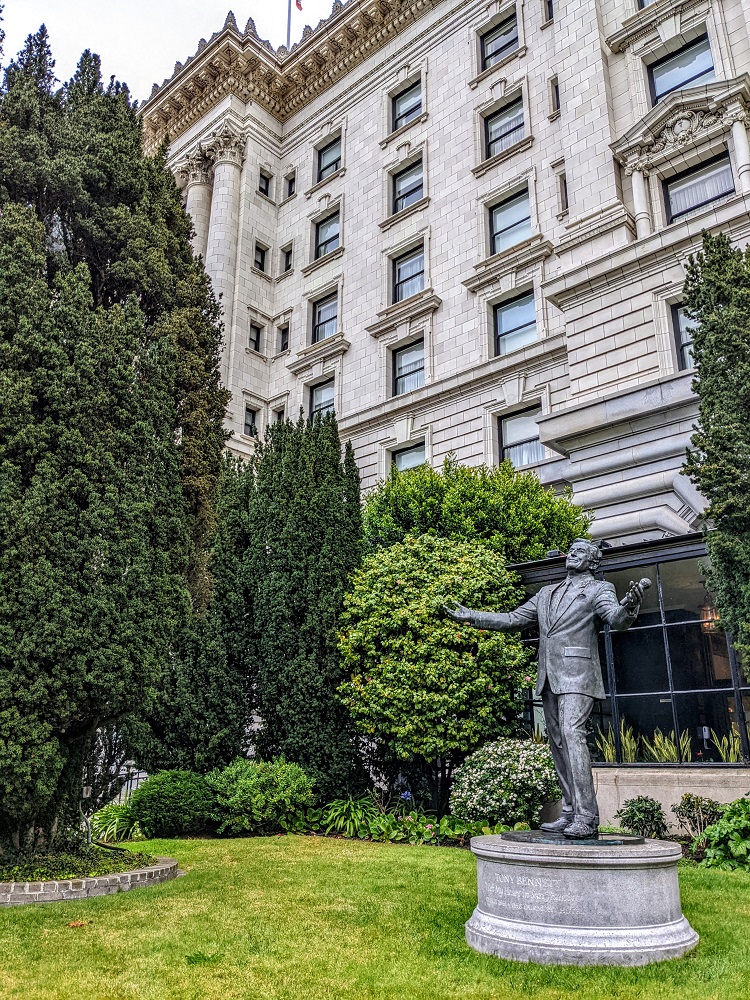 Bronze statue of Tony Bennett outside the Fairmont San Francisco