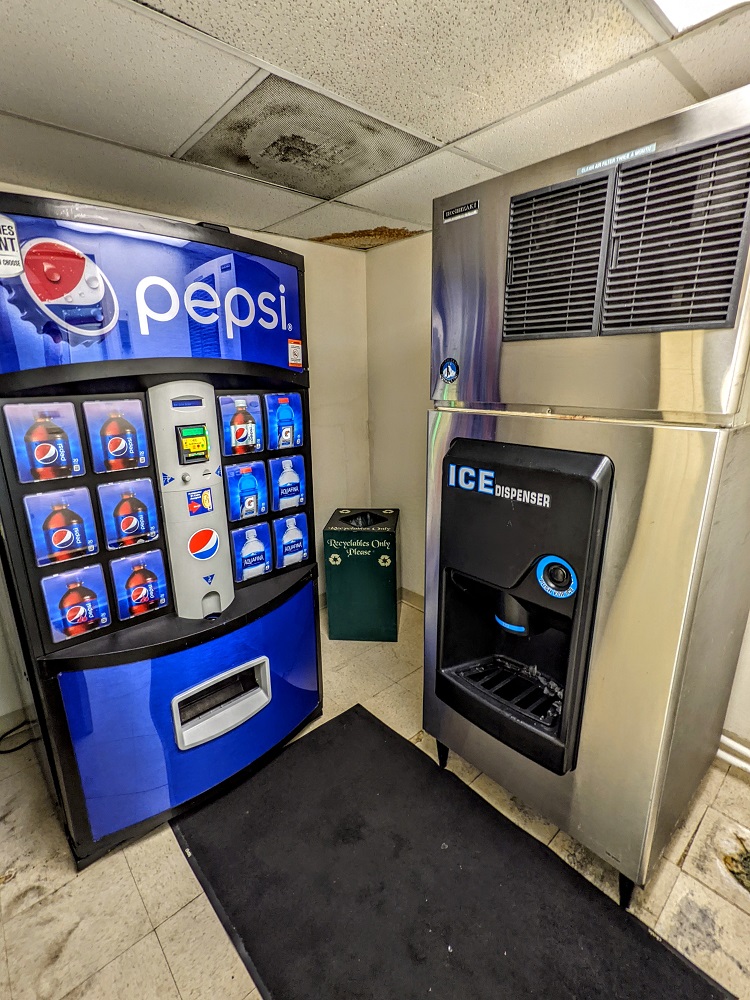 Tempe Mission Palms - Vending machine & ice