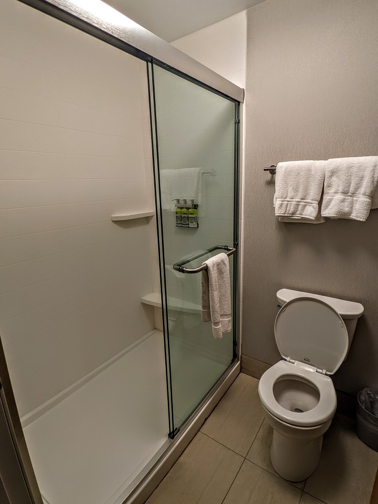 Holiday Inn Express & Suites Scottsbluff-Gering, NE - Bathroom