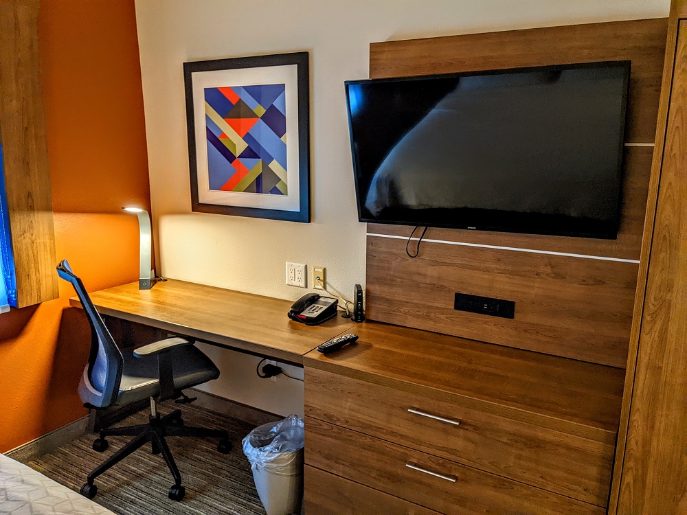 Holiday Inn Express & Suites Scottsbluff-Gering, NE - Desk, bedroom TV & dresser