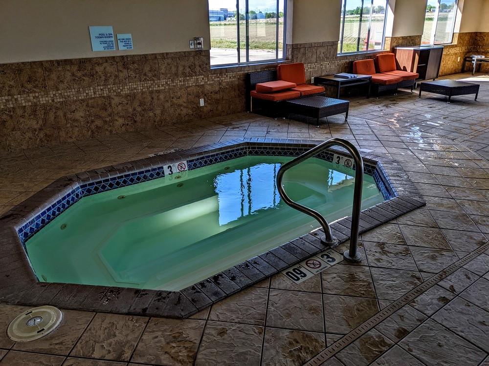 Holiday Inn Express & Suites Scottsbluff-Gering, NE - Whirlpool