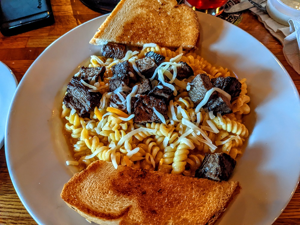 Kinkaider Brewing Co - Pub mac 'n cheese with beef bites