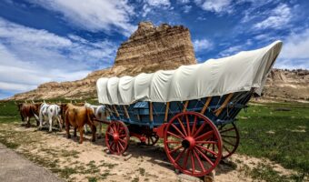 Replica wagon in front of Scotts Bluff National Monument