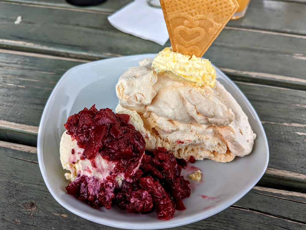 Meringue with ice cream & berry compote