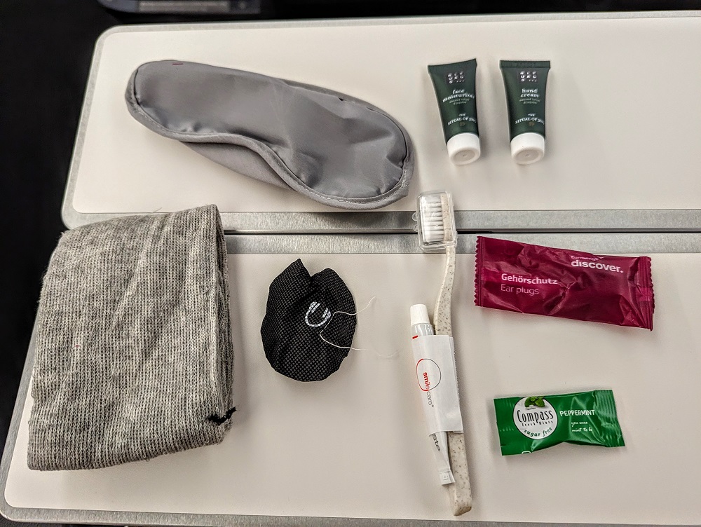 Contents of Eurowings Discover business class amenity kit