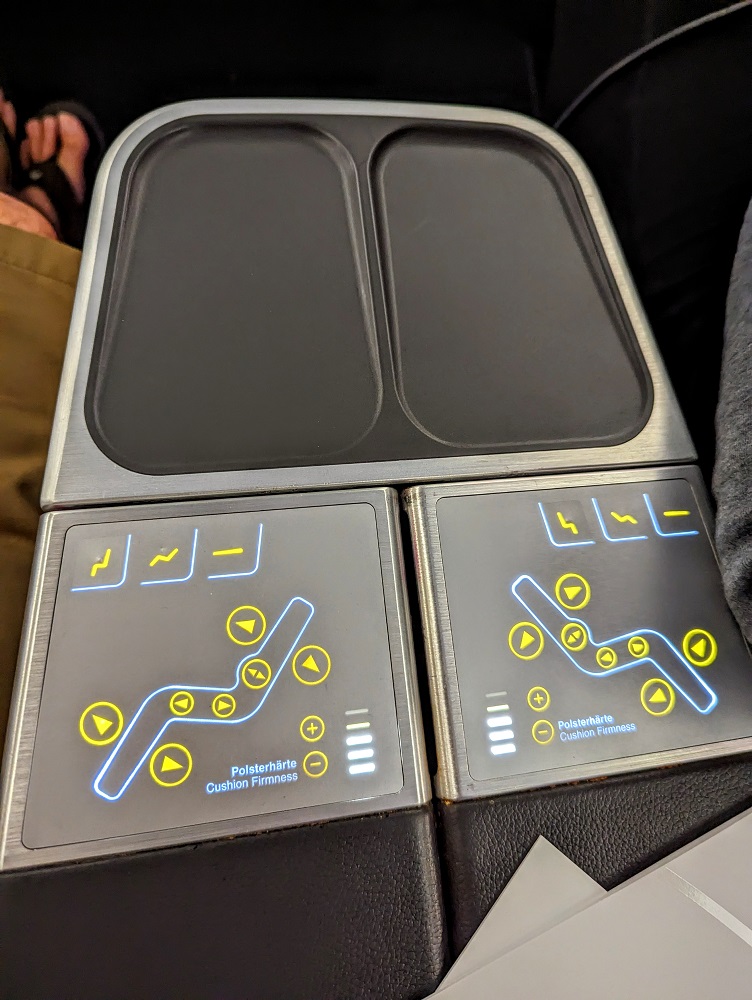Eurowings Discover business class - Arm rest, drinks holders & seat controllers