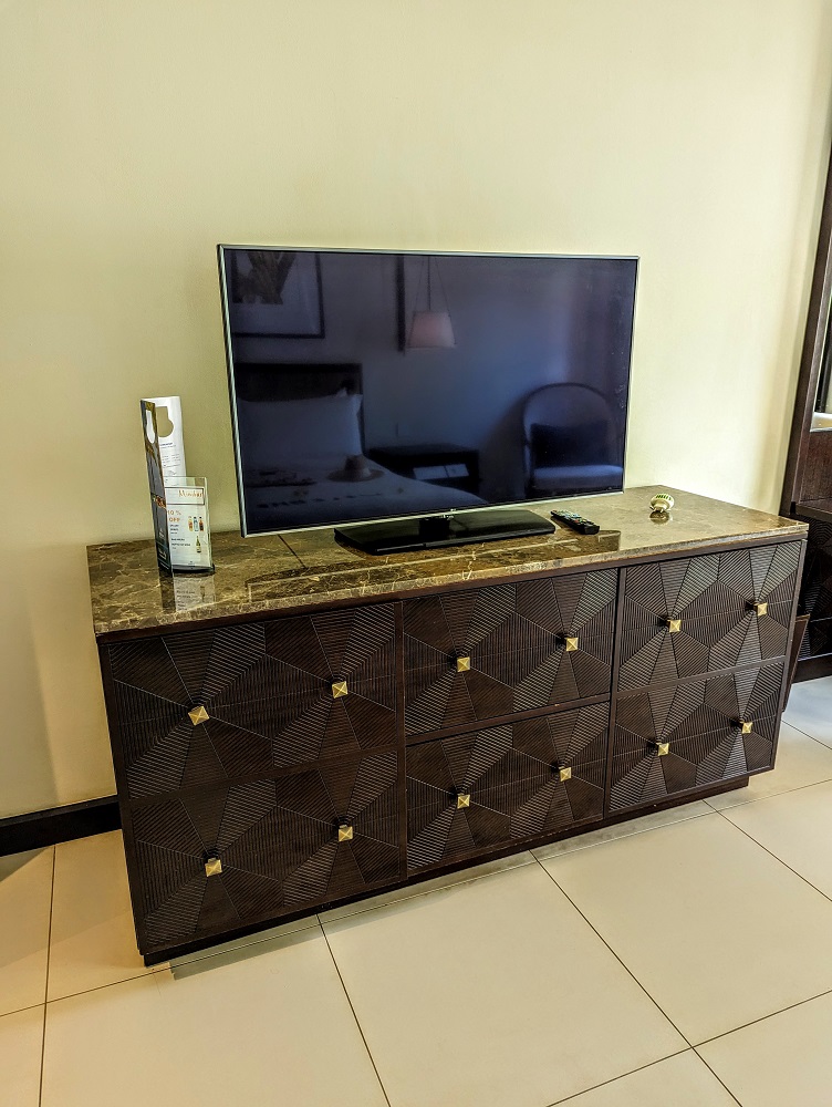 Hilton Mauritius Resort & Spa - Dresser & TV