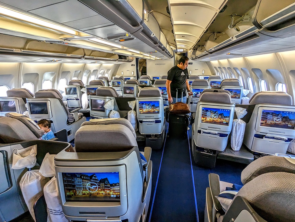 Lufthansa A340-300 business class cabin