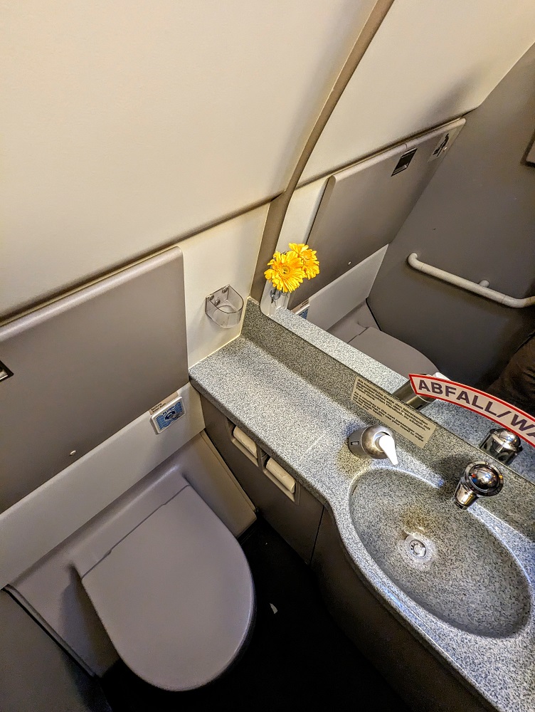 Lufthansa business class DFW-FRA - Bathroom