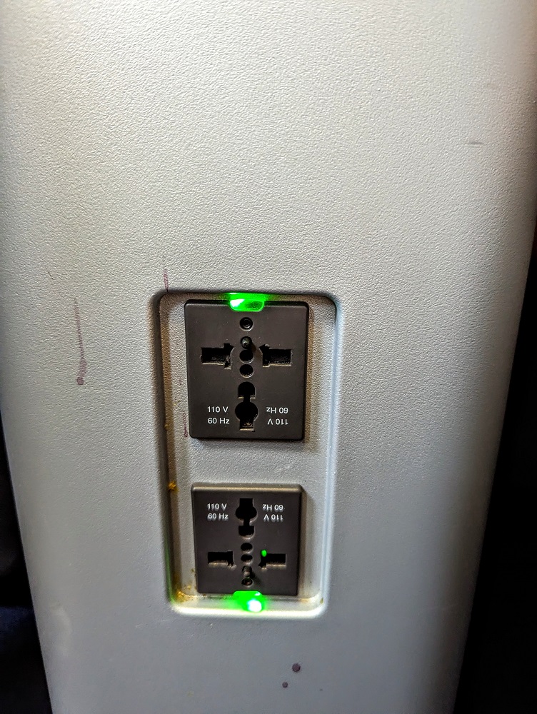 Lufthansa business class DFW-FRA - Power outlets