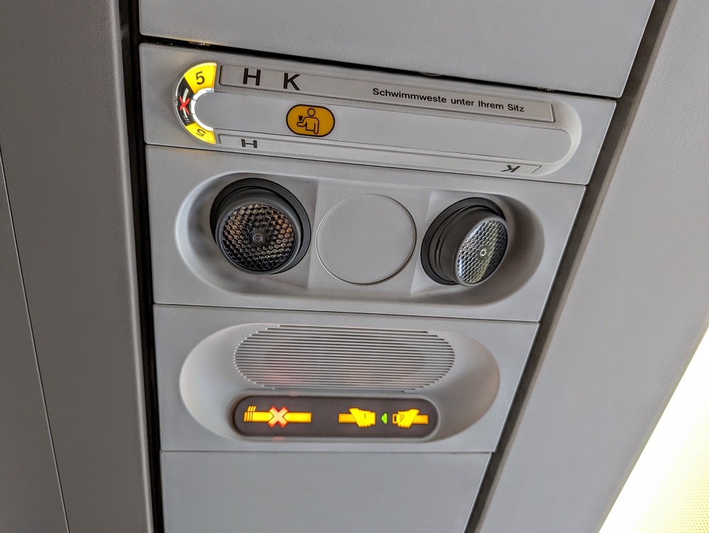 Lufthansa business class DFW-FRA - Reading lights but no air nozzles