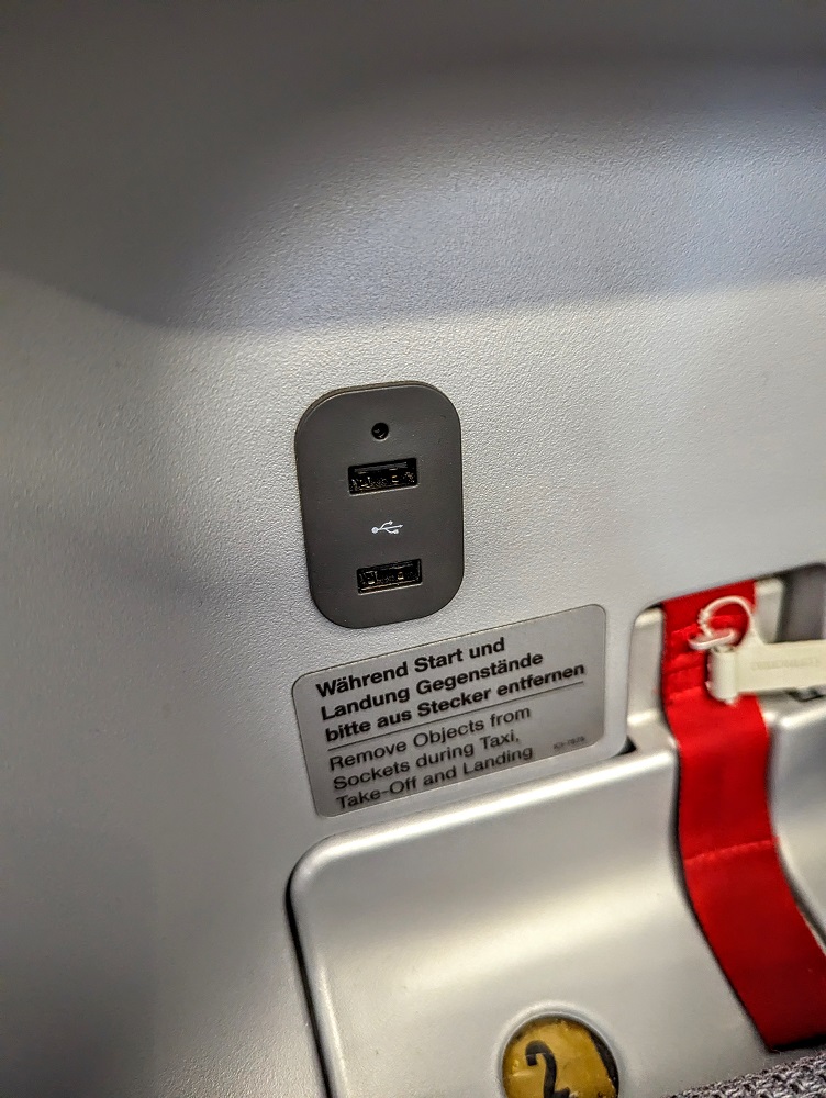 Lufthansa business class DFW-FRA - USB outlet