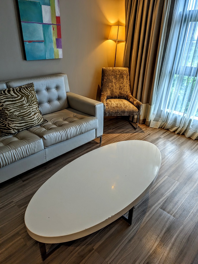 Holiday Inn Mauritius Mon Tresor - Coffee table & armchair