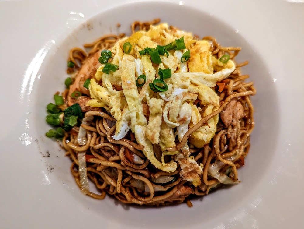Holiday Inn Mauritius Mon Tresor - Fried egg noodles with chicken, prawn & eggs