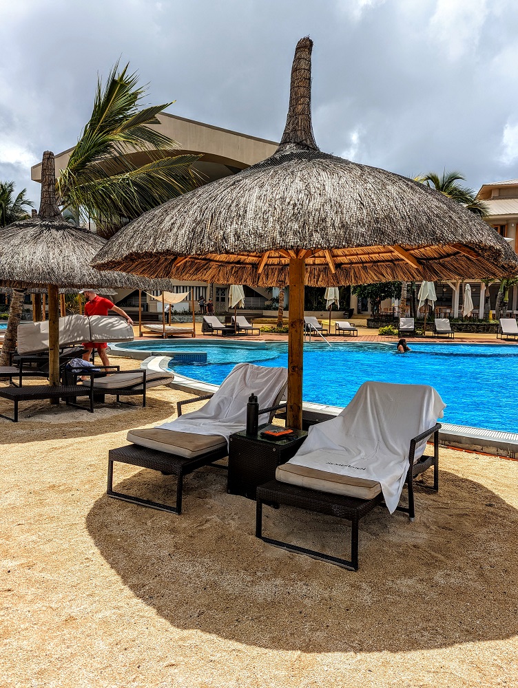 Le Méridien Ile Maurice (Mauritius) - Poolside sun loungers