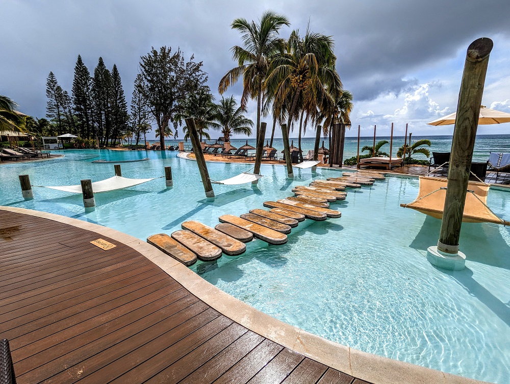 Le Méridien Ile Maurice (Mauritius) - Swimming pool by pine garden
