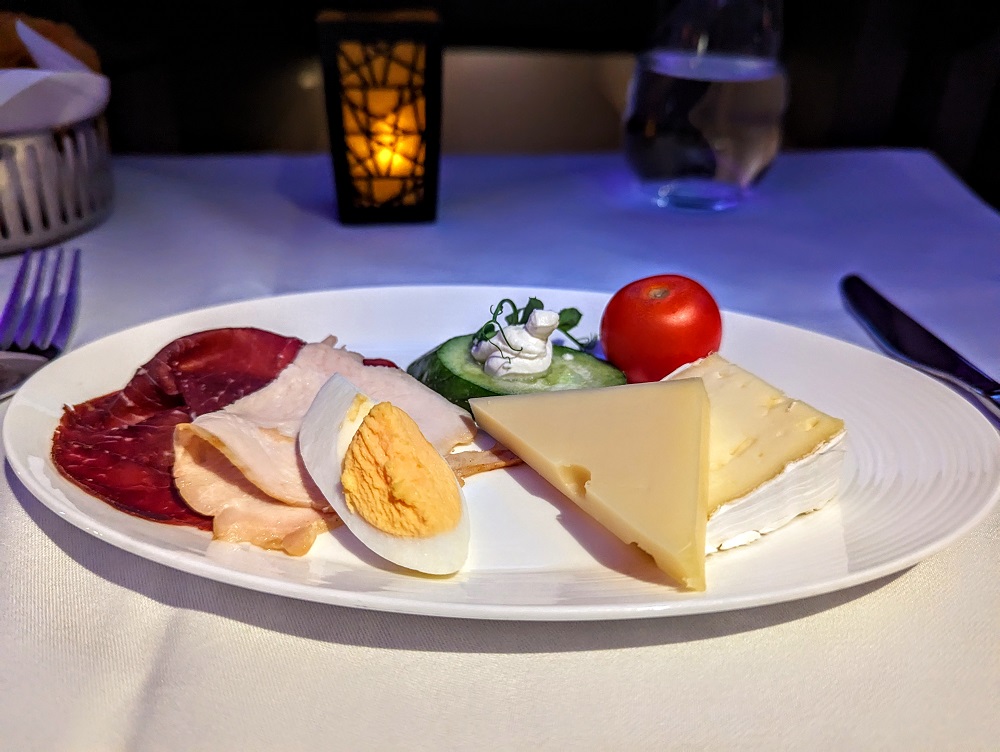 Qatar Airways Business Class Qsuites DOH-MIA - Assiette of cold cuts & cheese