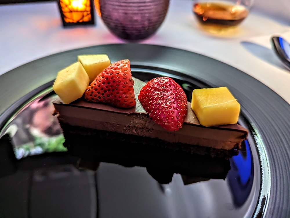 Qatar Airways Business Class Qsuites DOH-MIA - Double chocolate tart with strawberries & mango