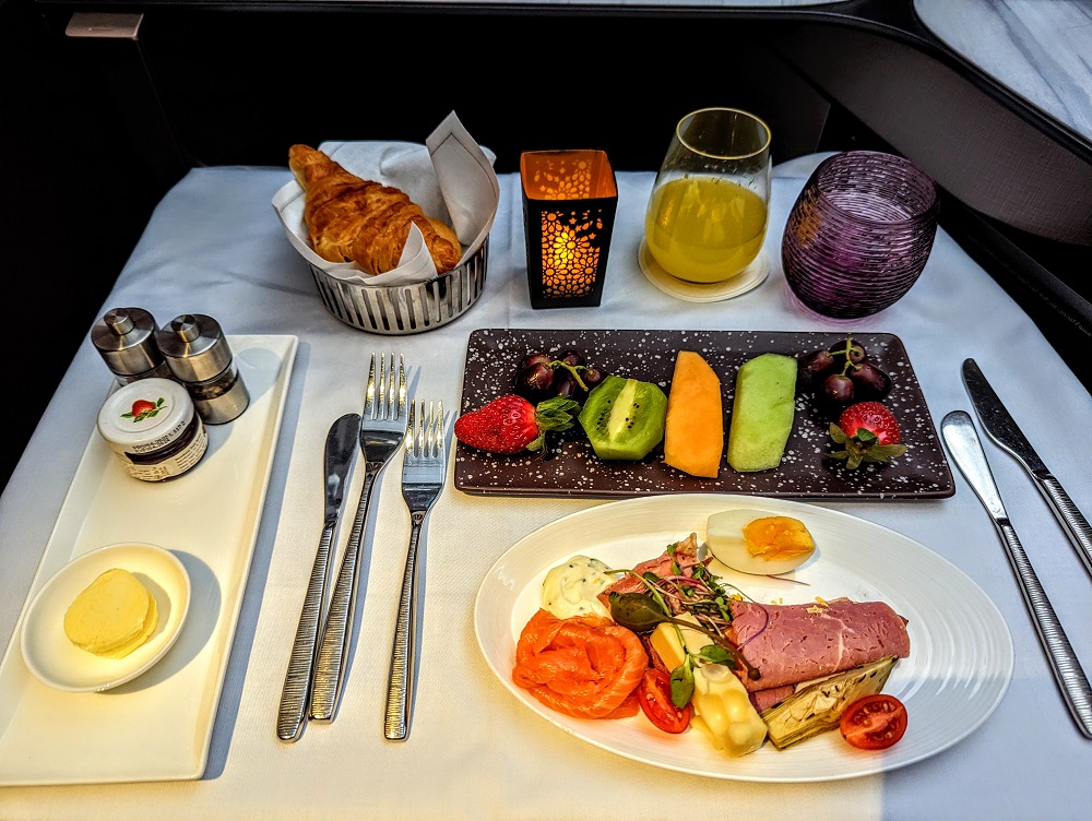 Qatar Airways Business Class Qsuites JNB-DOH - Assiette of cold cuts & fresh fruit