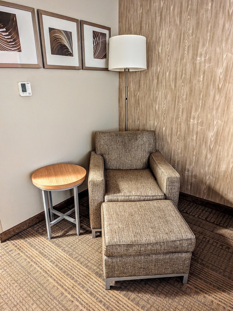 Holiday Inn Little Rock-Presidential-Dwntn - Armchair, ottoman & side table