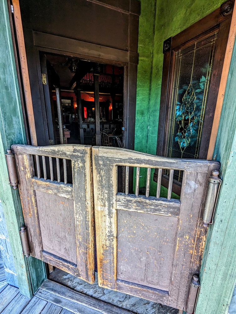 1880 Town South Dakota - Saloon doors