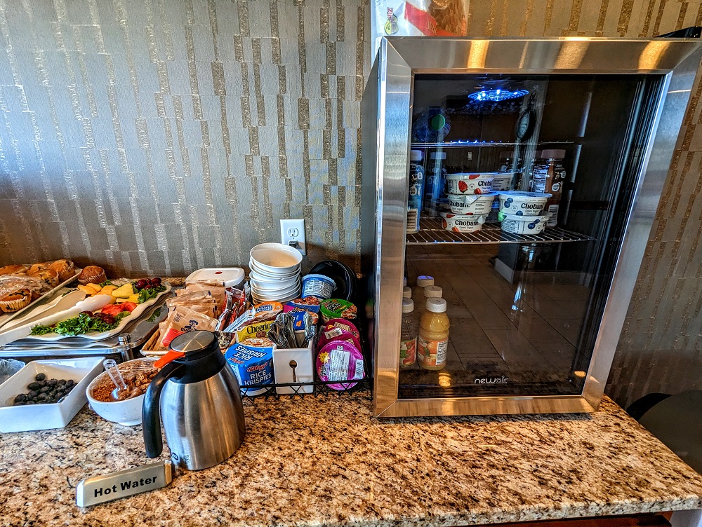Holiday Inn Sioux Falls-City Centre - Concierge lounge breakfast 1