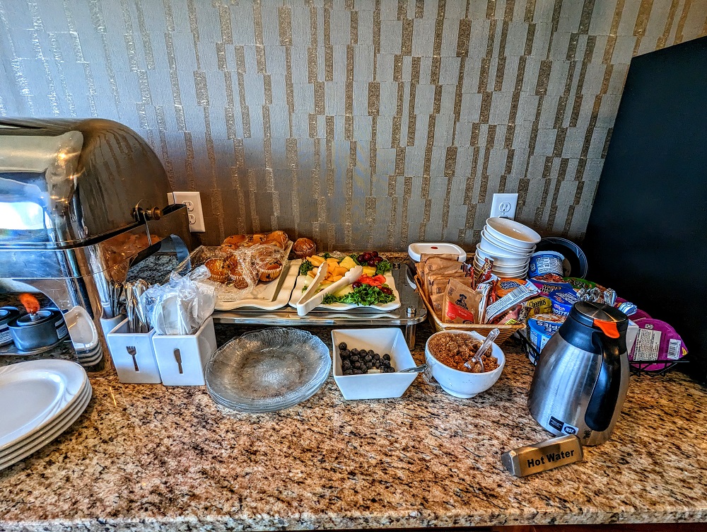 Holiday Inn Sioux Falls-City Centre - Concierge lounge breakfast 2