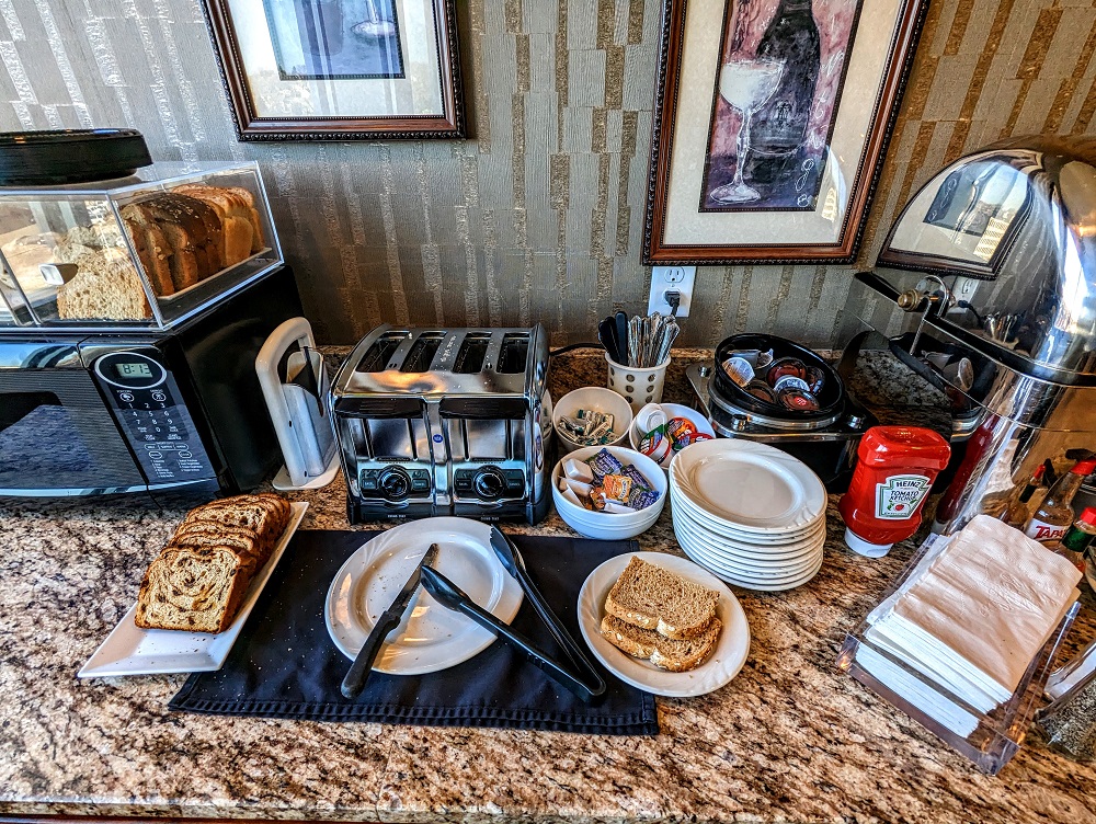 Holiday Inn Sioux Falls-City Centre - Concierge lounge breakfast 4