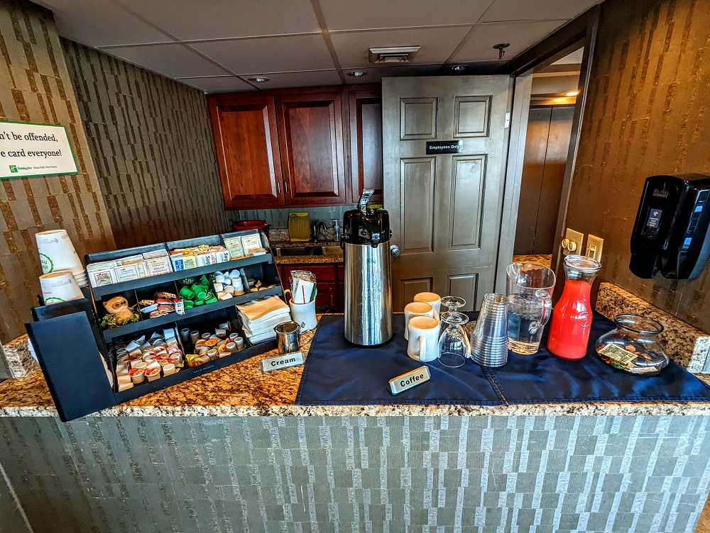Holiday Inn Sioux Falls-City Centre - Concierge lounge breakfast 6
