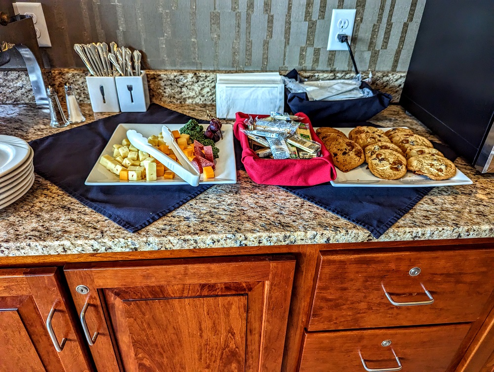 Holiday Inn Sioux Falls-City Centre - Concierge lounge evening snacks 1