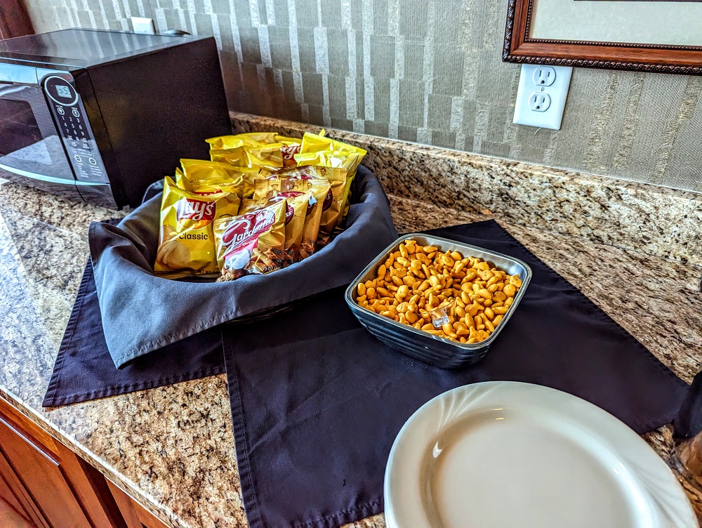 Holiday Inn Sioux Falls-City Centre - Concierge lounge evening snacks 2