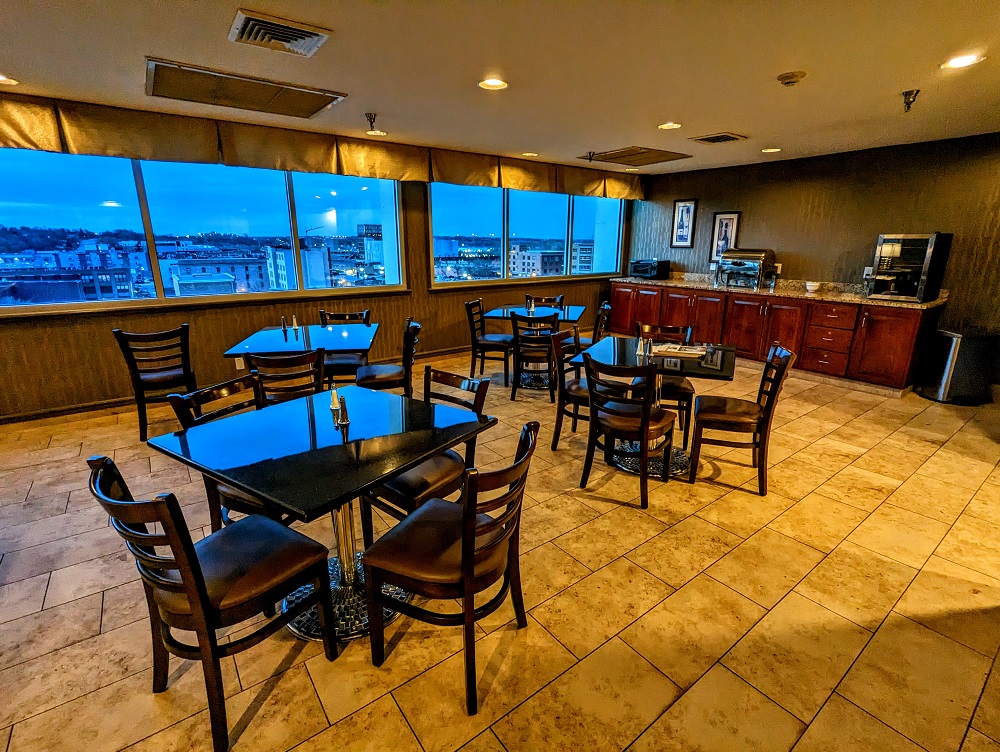 Holiday Inn Sioux Falls-City Centre - Concierge lounge seating 1